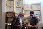 Ông Nguyễn Duy Dũng (76 tuổi, cựu đặc công) bên góc lưu giữ những kỷ vật, bằng khen được Nhà nước trao tặng. (Ảnh: Nguyễn Dũng/TTXVN)