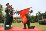 Chiến sỹ mới của Lữ đoàn 113 đặc công hôn Lá cờ Quyết thắng của đơn vị trong lễ tuyên thệ. (Ảnh: Trọng Đức/TTXVN)