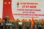 Thừa ủy quyền của Chủ tịch nước, Trung tướng Hồ Văn Thái, Bí thư Đảng ủy, Chính ủy Quân khu 9 trao Huân chương Chiến công hạng Nhất tặng Bộ Tham mưu Quân khu 9. (Ảnh: Nguyễn Văn Việt/TTXVN)