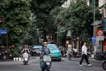 Biển nhận diện vùng phát thải thấp trên phố Hàng Bông, nơi hằng ngày có lượng lớn ôtô, xe máy, xe đạp và người đi bộ qua lại. (Ảnh: Phạm Tuấn Anh/TTXVN)