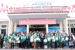 Lãnh đạo tỉnh Thái Nguyên đón Đoàn Phu nhân, Phu quân các Đại sứ, Trưởng các cơ quan đại diện nước ngoài tại Việt Nam cùng khách du lịch tham quan tại ga Lưu Xá, Thái Nguyên. (Ảnh: Trần Trang/TTXVN)