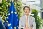 Đại sứ Liên minh Châu Âu (EU) tại Việt Nam Julien Guerrier trả lời phỏng vấn của phóng viên Thông tấn xã Việt Nam (TTXVN) về quan hệ hợp tác Việt Nam-EU. (Ảnh: Việt Đức/TTXVN)