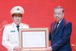 Tổng Bí thư Tô Lâm trao Huân chương Hồ Chí Minh tặng Lực lượng tình báo Công an nhân dân. (Ảnh: Thống Nhất/TTXVN)