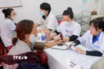 Khám, phát thuốc miễn phí cho người dân tại Huế. (Ảnh: Văn Dũng/TTXVN)