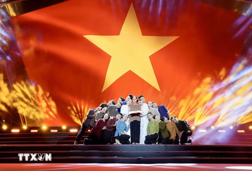 Chương trình được xây dựng thành một hành trình nghệ thuật nối quá khứ với hiện tại và tương lai. (Ảnh: Trung Tuyến/TTXVN)