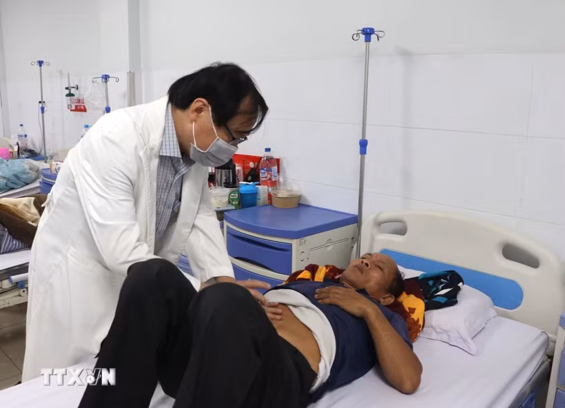 Bác sỹ kiểm tra sức khỏe cho các bệnh nhân. (Ảnh: Đinh /)