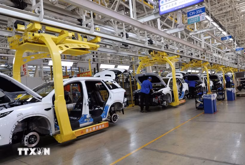 Xưởng lắp ráp xe ôtô của hãng BYD, Trung Quốc. (Ảnh: Công Tuyên/TTXVN)