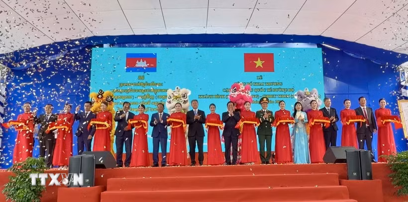 Lãnh đạo tỉnh An Giang và tỉnh Kandal (Campuchia) cắt băng khai trương cặp cửa khẩu quốc tế đường bộ Khánh Bình-Chrey Thom. (Ảnh: Thanh Sang/TTXVN)