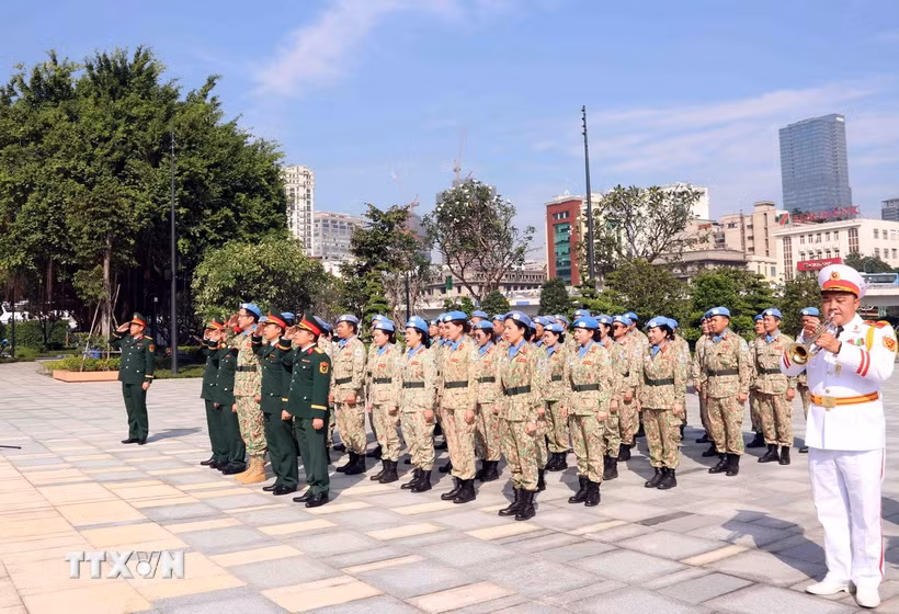 Cán bộ, chiến sỹ Bệnh viện Dã chiến cấp 2 số 7 hoàn thành nhiệm vụ gìn giữ hòa bình Liên hợp quốc tại Nam Sudan báo công dâng Bác tại Bảo tàng Hồ Chí Minh - Chi nhánh Thành phố Hồ Chí Minh (Bến Nhà Rồng). (Ảnh: Xuân Khu/TTXVN)