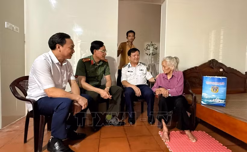 Đoàn công tác thăm, tặng quà gia đình bà Trần Thị Bính, đảng viên 65 năm tuổi Đảng tại thôn Mão Cầu, xã Nam Giang. (Ảnh: Lam Giang/TTXVN)