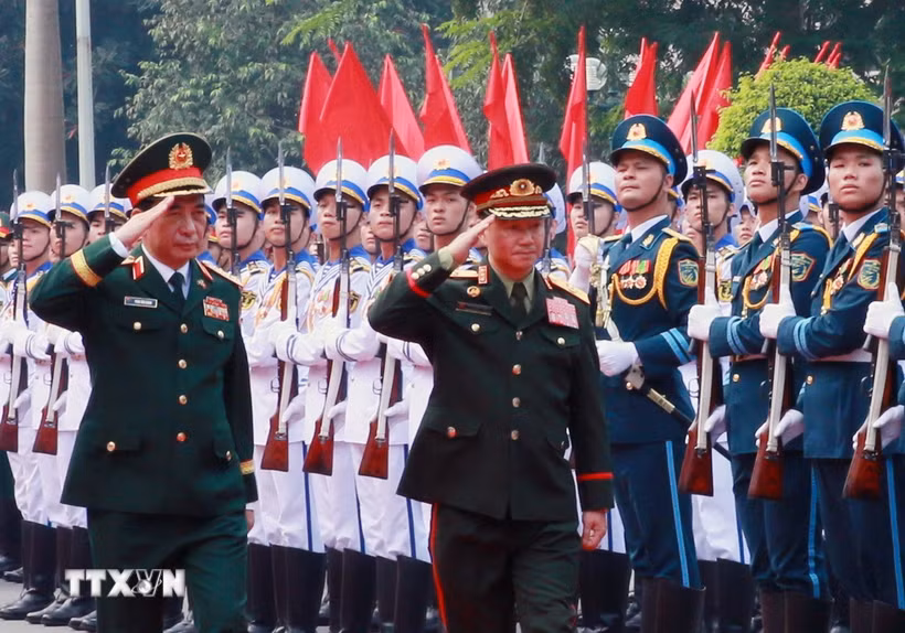 Đại tướng, Phó Thủ tướng, Bộ trưởng Quốc phòng Phan Văn Giang và Đại tướng, Phó Thủ tướng, Bộ trưởng Quốc phòng Khamliang Outhakaysone duyệt đội Danh dự Quân đội nhân dân Việt Nam. (Ảnh: Trọng Đức/TTXVN)