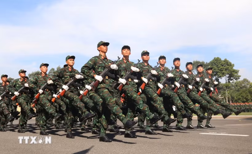 Cán bộ, học viên Trường Sỹ quan Lục quân 2 (đóng chân tại Đồng Nai) duyệt đội ngũ chào mừng năm học mới. (Ảnh: Lê Xuân/TTXVN)
