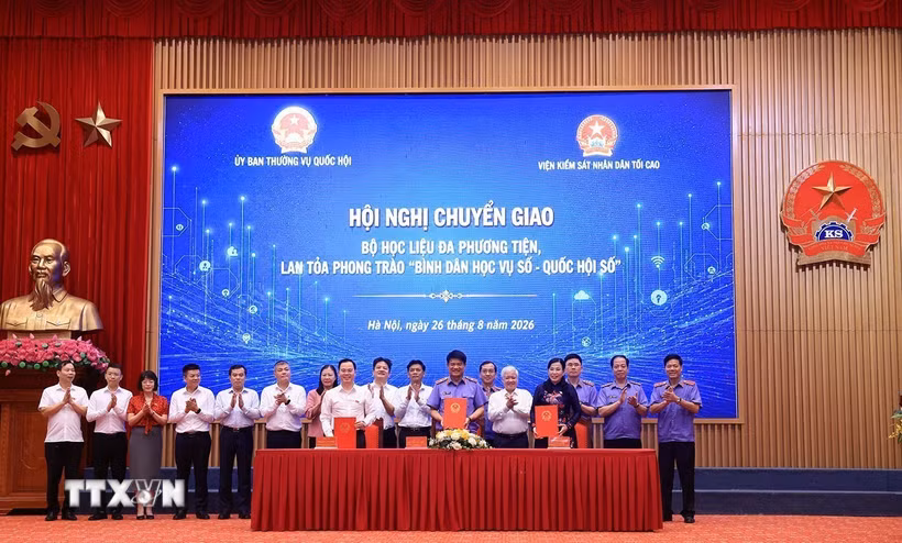 Lễ bàn giao Bộ học liệu đa phương tiện "Bình dân học vụ số." (Ảnh: Tuấn Anh/TTXVN)