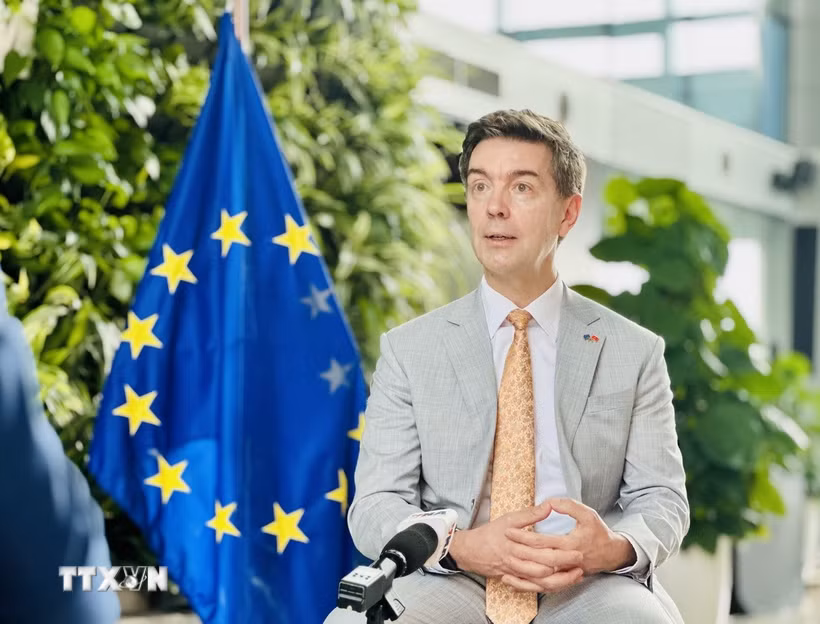 Đại sứ Liên minh Châu Âu (EU) tại Việt Nam Julien Guerrier trả lời phỏng vấn của phóng viên Thông tấn xã Việt Nam (TTXVN) về quan hệ hợp tác Việt Nam-EU. (Ảnh: Việt Đức/TTXVN)
