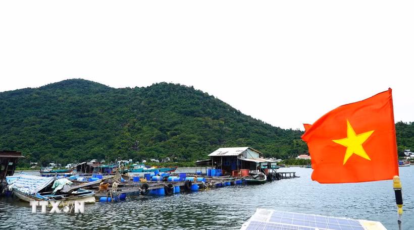 Mô hình nuôi cá lồng trên biển tại đặc khu Kiên Hải, An Giang. (Ảnh: Văn Sĩ/TTXVN)