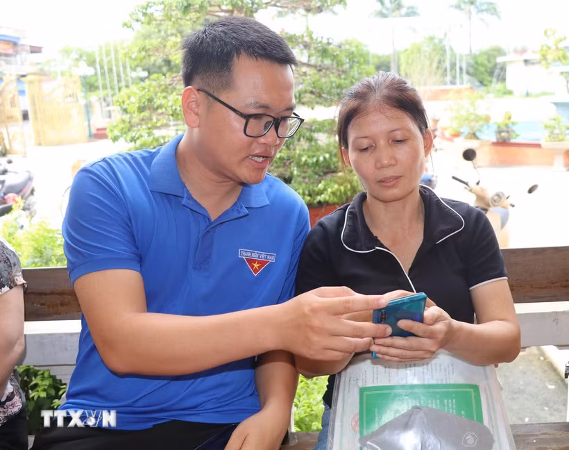Đoàn viên thanh niên trực tiếp hỗ trợ người dân nâng cao kỹ năng số. (Ảnh minh hoạ: Thùy Dung/TTXVN)