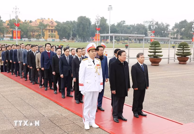 Đoàn cán bộ ngành nội chính Đảng vào Lăng viếng Chủ tịch Hồ Chí Minh. (Ảnh: Phương Hoa/TTXVN)