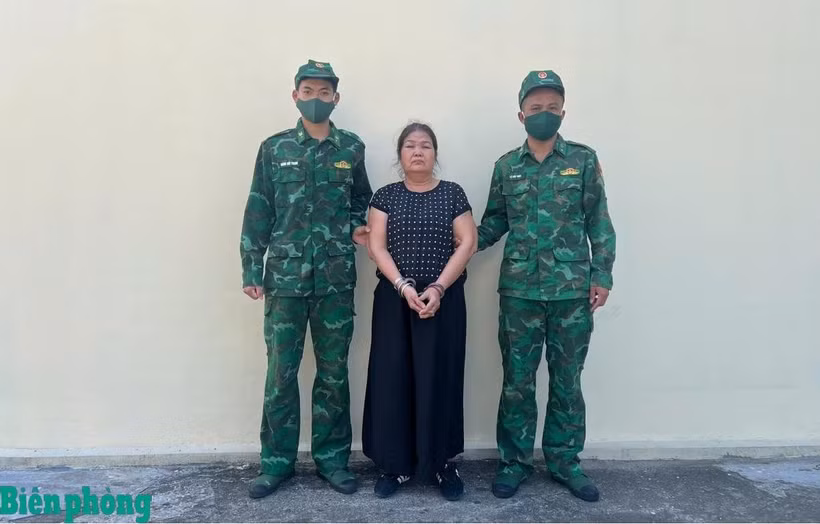 Cán bộ Đồn Biên phòng cửa khẩu quốc tế Móng Cái áp giải đối tượng Lê Thị Hà về trụ sở đơn vị để làm việc. (Nguồn: Báo Biên phòng)