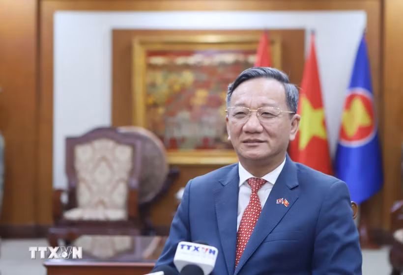 Đại sứ Việt Nam tại Lào Nguyễn Minh Tâm trả lời phỏng vấn. (Ảnh: Xuân Tú/TTXVN)