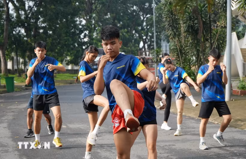 Vận động viên Hoàng Trung Nguyên luyện tập để khắc phục điểm yếu đòn gối. (Ảnh: Lê Xuân/TTXVN)