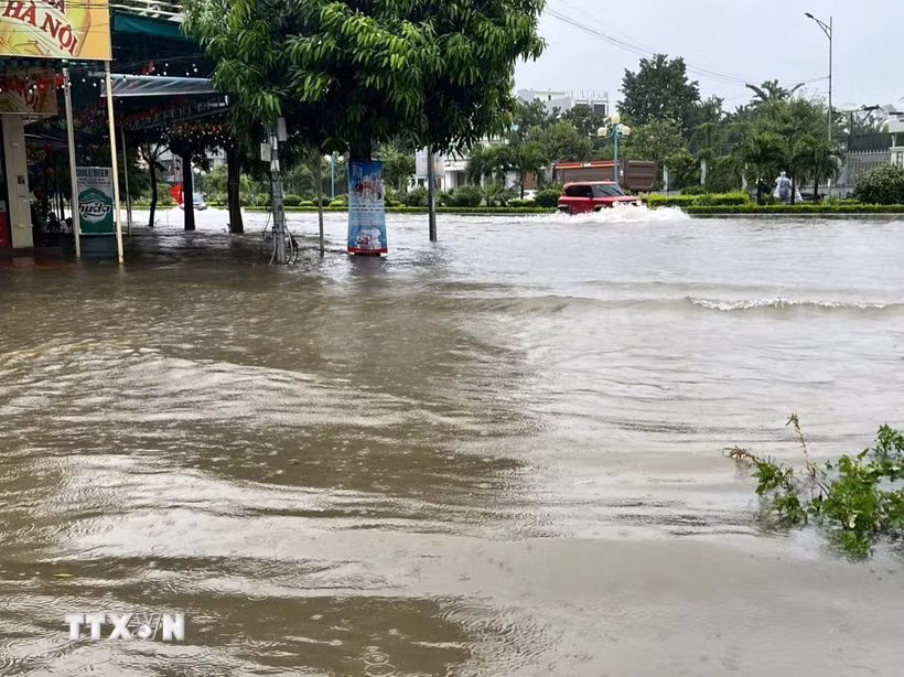 Tuyến đường Nguyễn Công Trứ giao đường Âu Cơ, phường Hạc Thành, tỉnh Thanh Hóa, ngập sâu do mưa lớn kéo dài. (Ảnh: Khiếu Tư/TTXVN)