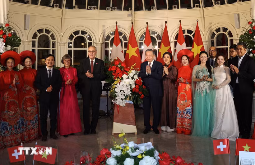 Tổng Bí thư, Chủ tịch nước Tô Lâm và Phu nhân Ngô Phương Ly cùng Tổng thống Thụy Sĩ Guy Parmelin và Phu nhân Caroline Parmelin tặng hoa cho các nghệ sỹ. (Ảnh: Thống Nhất/TTXVN)