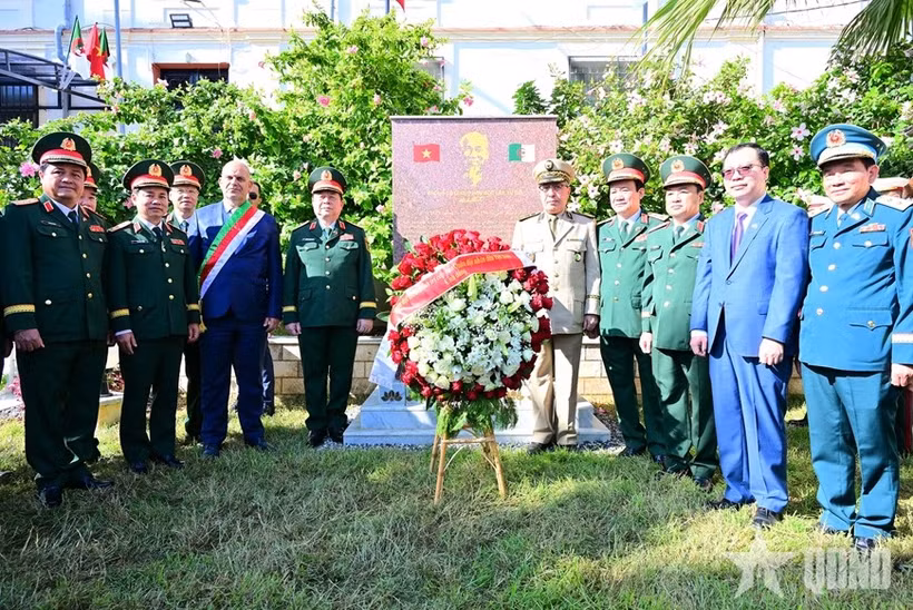 Các đại biểu chụp ảnh chung tại Bia tưởng niệm Chủ tịch Hồ Chí Minh ở thủ đô Algiers. (Nguồn: Báo Quân đội Nhân dân)