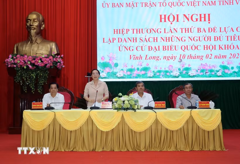 Lãnh đạo Ủy ban Mặt trận Tổ quốc Việt Nam tỉnh Vĩnh Long điều hành Hội nghị. (Ảnh: Phạm Minh Tuấn/TTXVN)
