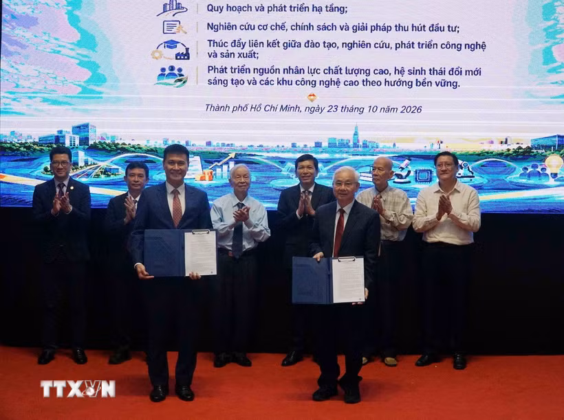 Đại diện Ban Quản lý Khu Công nghệ cao Thành phố Hồ Chí Minh và Tập đoàn Đầu tư và Phát triển công nghiệp Becamex-CTCP trao Thỏa thuận hợp tác về phát triển hệ thống các khu công nghệ cao trên địa bàn Thành phố. (Ảnh: Thu Hoài/TTXVN)