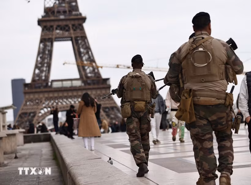 Binh sỹ Pháp tuần tra tại thủ đô Paris. (Ảnh: THX/TTXVN)
