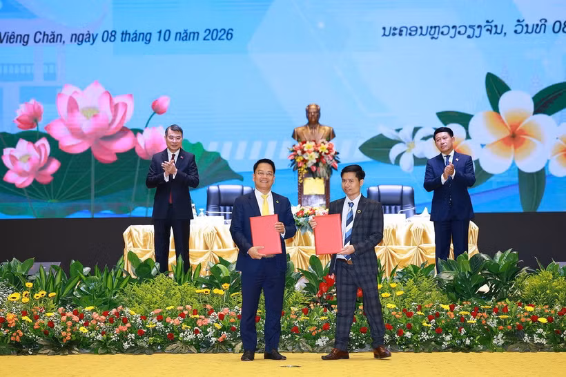 Ông Nguyễn Ngọc Nghị, Phó Tổng Giám đốc T&T Group, Chủ tịch CTCP Tập đoàn Năng lượng T&T (bên trái) và ông Phan Văn Sơn, Giám đốc Công ty Đầu tư và thương mại Vinacom, trao biên bản ghi nhớ về hợp tác phát triển Dự án điện gió Savan 2. (Ảnh: Dương Giang)