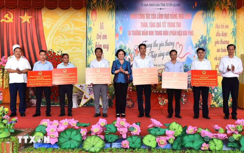 Phó Thủ tướng Phạm Thị Thanh Trà cùng lãnh đạo tỉnh Tuyên Quang trao tặng 30 bộ máy tính cho 6 xã. (Ảnh: TTXVN phát)