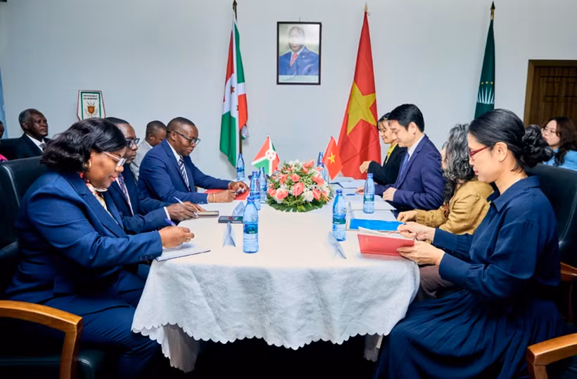Thứ trưởng Bộ Ngoại giao Lê Anh Tuấn đồng chủ trì Kỳ họp lần thứ nhất Tham vấn chính trị Việt Nam-Burundi với Bộ trưởng Ngoại giao Burundi Édouard Bizimana. (Nguồn: Bộ Ngoại giao)