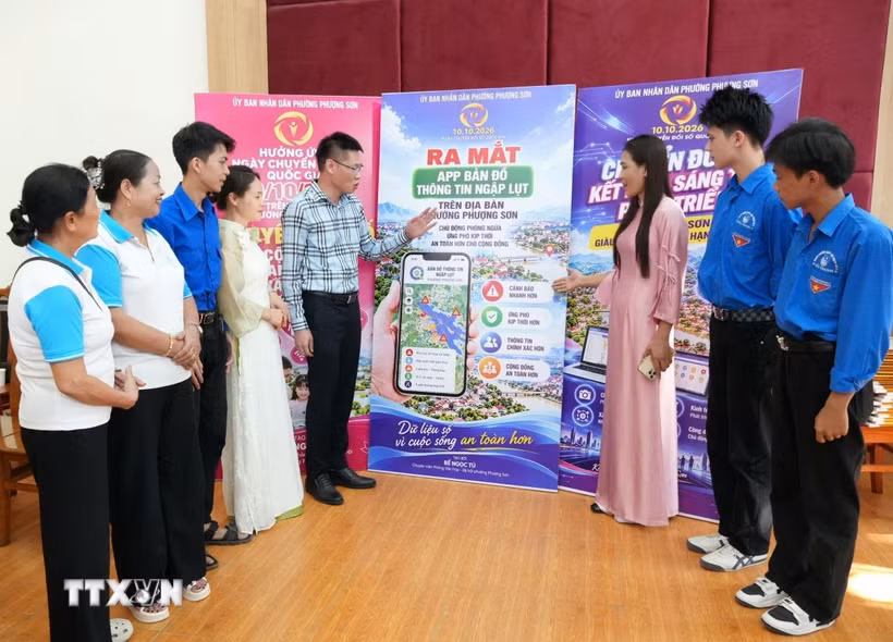 Lãnh đạo phường Phượng Sơn, Bắc Ninh giới thiệu ứng dụng bản đồ thông tin ngập nước tại lễ ra mắt. (Ảnh: Đồng Thúy/TTXVN)