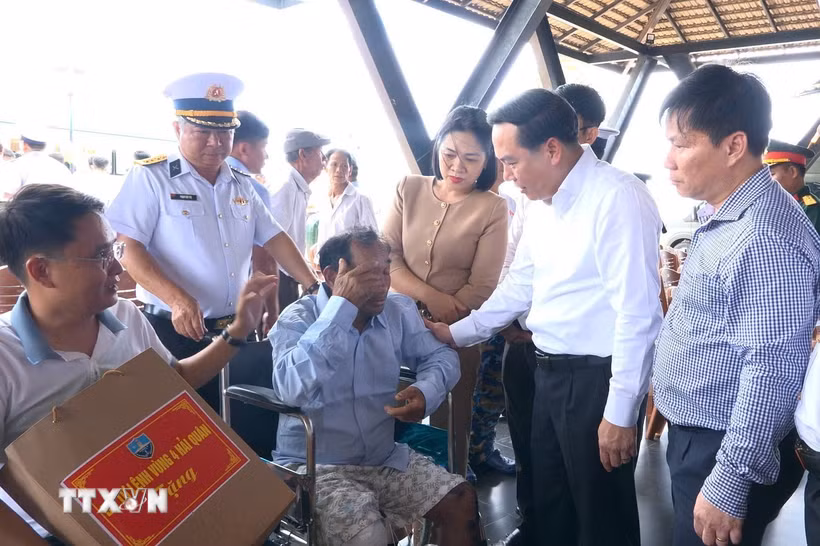 Lãnh đạo tỉnh Khánh Hòa thăm động viên các ngư dân Đà Nẵng gặp nạn trên biển Trường Sa ở Cảng quốc tế Cam Ranh, tỉnh Khánh Hòa. (Ảnh: TTXVN phát)