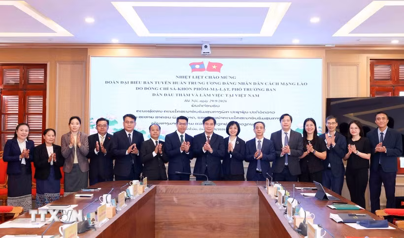 Các đại biểu Ban tuyên giáo Trung ương và Ban Tuyên huấn Trung ương Đảng Nhân dân cách mạng Lào tham dự hội đàm. (Ảnh: Phương Hoa/TTXVN)