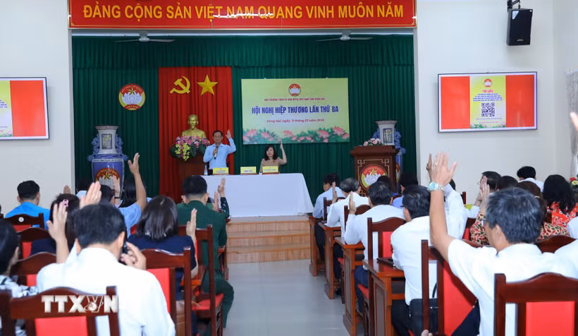 Các đại biểu tỉnh Đồng Nai dự hội nghị biểu quyết thống nhất danh sách chính thức những người ứng cử Đại biểu Quốc hội khóa XVI. (Ảnh: Lê Xuân/TTXVN)