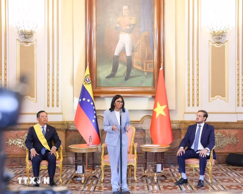 Quyền Tổng thống Venezuela Delcy Rodríguez phát biểu tại sự kiện. (Ảnh: Phủ Tổng thống Venezuela/TTXVN phát)