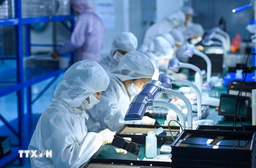 Công nhân làm việc tại một công ty ở tỉnh Giang Tây, Trung Quốc. (Ảnh: THX/TTXVN)