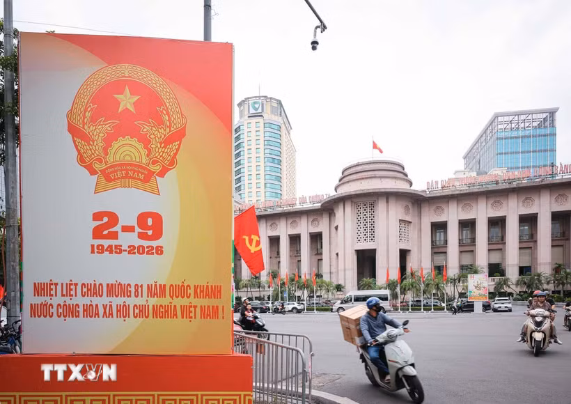 Pano cỡ lớn chào mừng Quốc khánh 2/9 được bố trí phía trước khu vực Ngân hàng nhà nước Việt Nam. (Ảnh: Hoàng Hiếu/TTXVN)