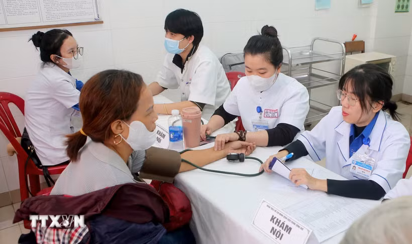 Khám, phát thuốc miễn phí cho người dân tại Huế. (Ảnh: Văn Dũng/TTXVN)