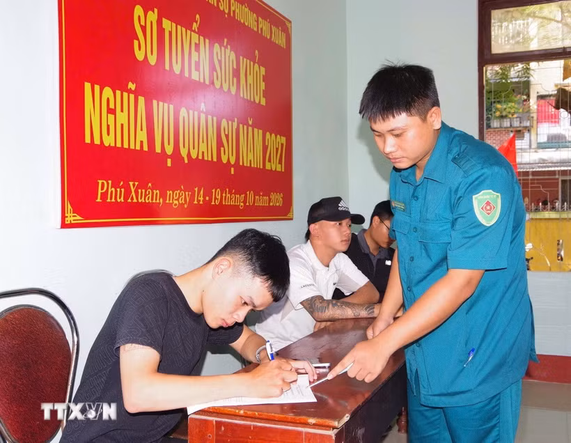 Dù có công việc ổn định, nhiều thanh niên vẫn sẵn sàng gác lại dự định, viết đơn tình nguyện lên đường thực hiện nghĩa vụ quân sự. (Ảnh: Mai Trang/TTXVN)