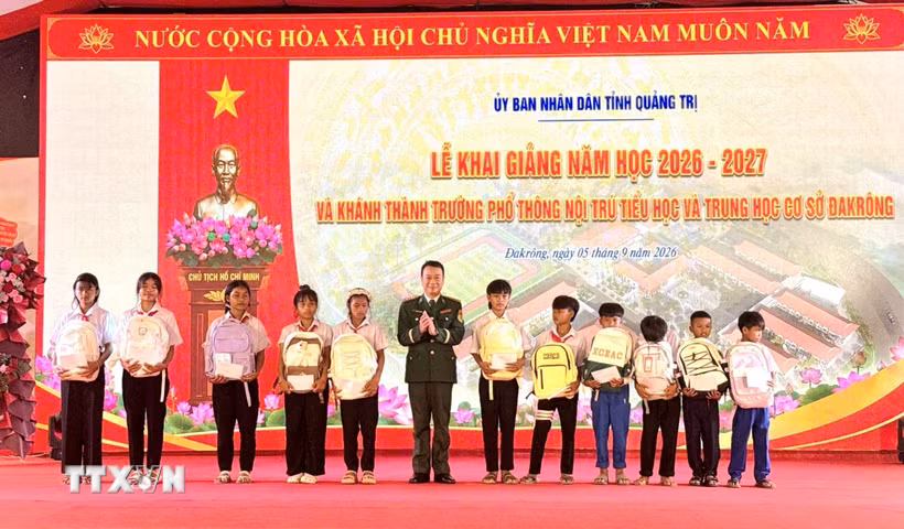 Đại tá Trịnh Thanh Bình, Chỉ huy trưởng Ban Chỉ huy Bộ đội Biên phòng Quảng Trị trao các suất quà ý nghĩa tiếp sức đến trường cho các em học sinh vùng biên giới. (Ảnh: TTXVN phát)