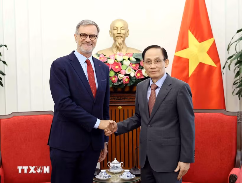 Bộ trưởng Bộ Ngoại giao Lê Hoài Trung tiếp Đại sứ đặc mệnh toàn quyền Cộng hòa Pháp tại Việt Nam Olivier Brochet. (Ảnh: An Đăng/TTXVN)
