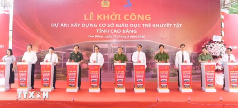 Các đại biểu thực hiện nghi thức bấm nút khởi công xây dựng công trình. (Ảnh: Quốc Đạt/TTXVN)