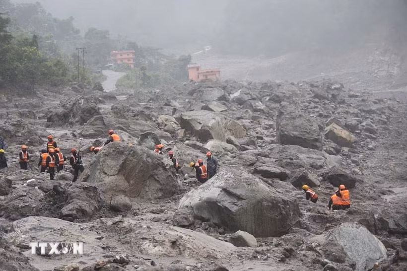 Lực lượng cứu hộ tìm kiếm nạn nhân tại hiện trường lũ quét ở Rasuwa, Nepal. (Ảnh: ANI/TTXVN phát)