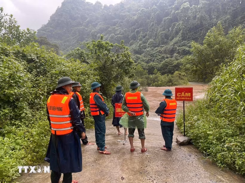 Cán bộ, chiến sỹ lực lượng vũ trang tỉnh Quảng Trị cảnh giới, cắm biển cảnh báo tại các khu vực nguy hiểm. (Ảnh: TTXVN phát)