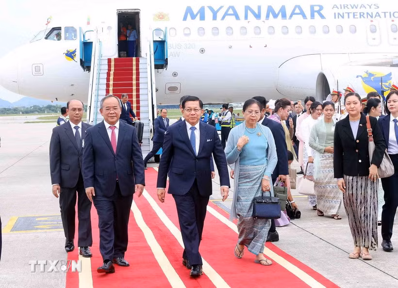 Chủ nhiệm Văn phòng Chủ tịch nước Lê Khánh Hải đón Tổng thống nước Cộng hòa Liên bang Myanmar Min Aung Hlaing và Phu nhân tại sân bay quốc tế Nội Bài, Hà Nội. (Ảnh: Phạm Kiên/TTXVN)