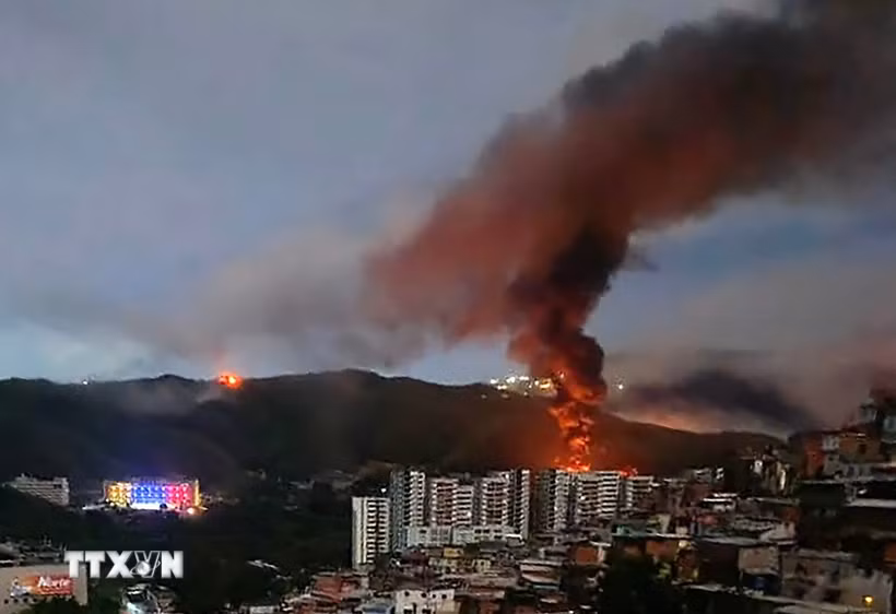 Khói lửa bốc lên tại khu phức hợp quân sự Fuerte Tiuna lớn nhất Venezuela, sau một loạt tiếng nổ ở thủ đô Caracas ngày 3/1. (Ảnh: France24/TTXVN)