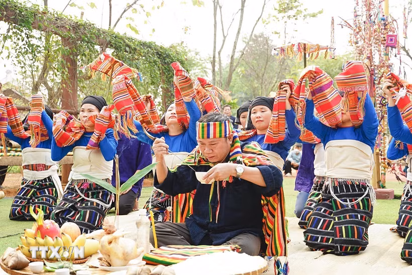 Thầy cúng làm lễ cầu các thần linh phù hộ, xua đuổi tà ma, ác quỷ, cầu cho mưa thuận gió hòa, phù hộ cho dân bản được bình yên mạnh khỏe. (Ảnh: Khánh Hòa/TTXVN)